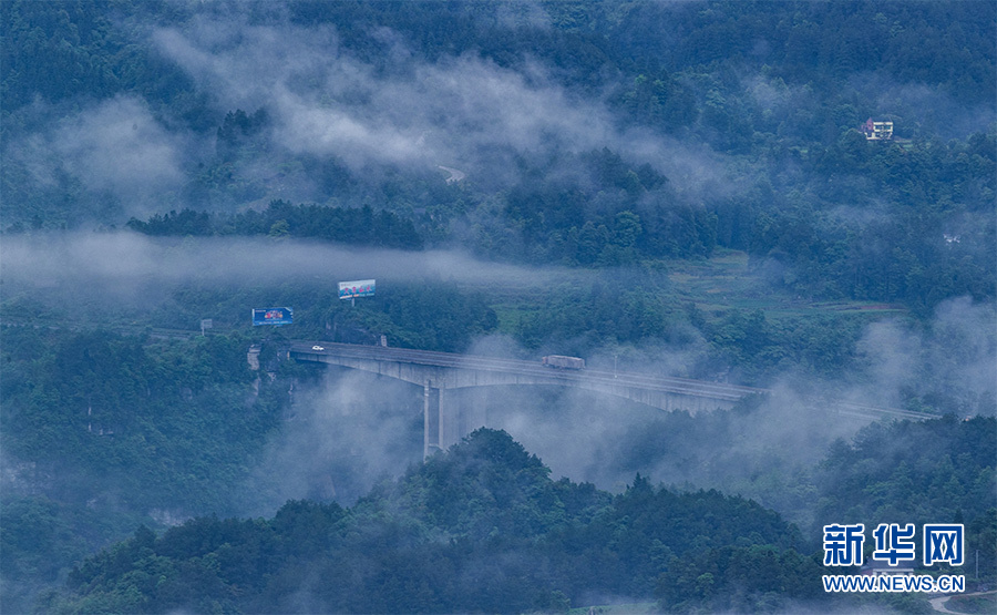 新华网银百高速穿云破雾犹在画中行