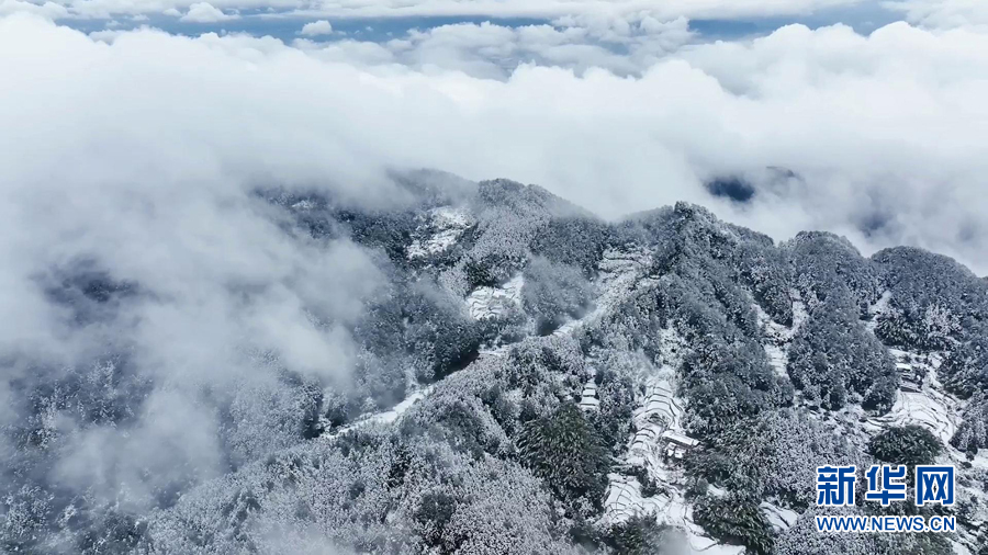 新华网重庆古剑山雪霁云海美不胜收